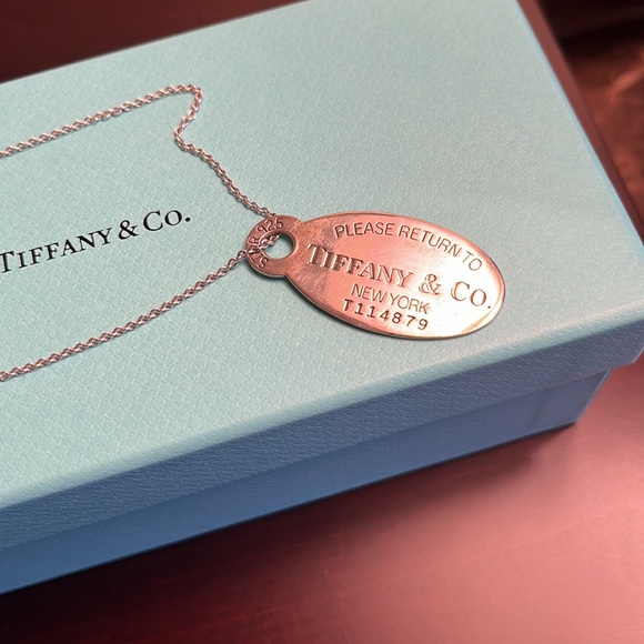 Return to Tiffany & Co. sterling silver charm on Tiffany’s sterling silver chain - Picture 5 of 9